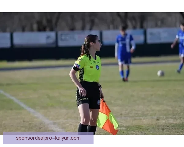 边裁冷静判罚助力比赛公正进行，球迷称赞赛场新风尚值得关注